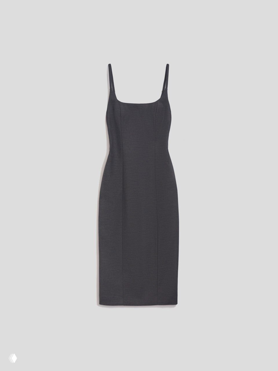 Прямое платье‑футляр темно‑серого цвета на манекене с тонкими бретелями и минималистичным кроем — базовая вещь капсулы.