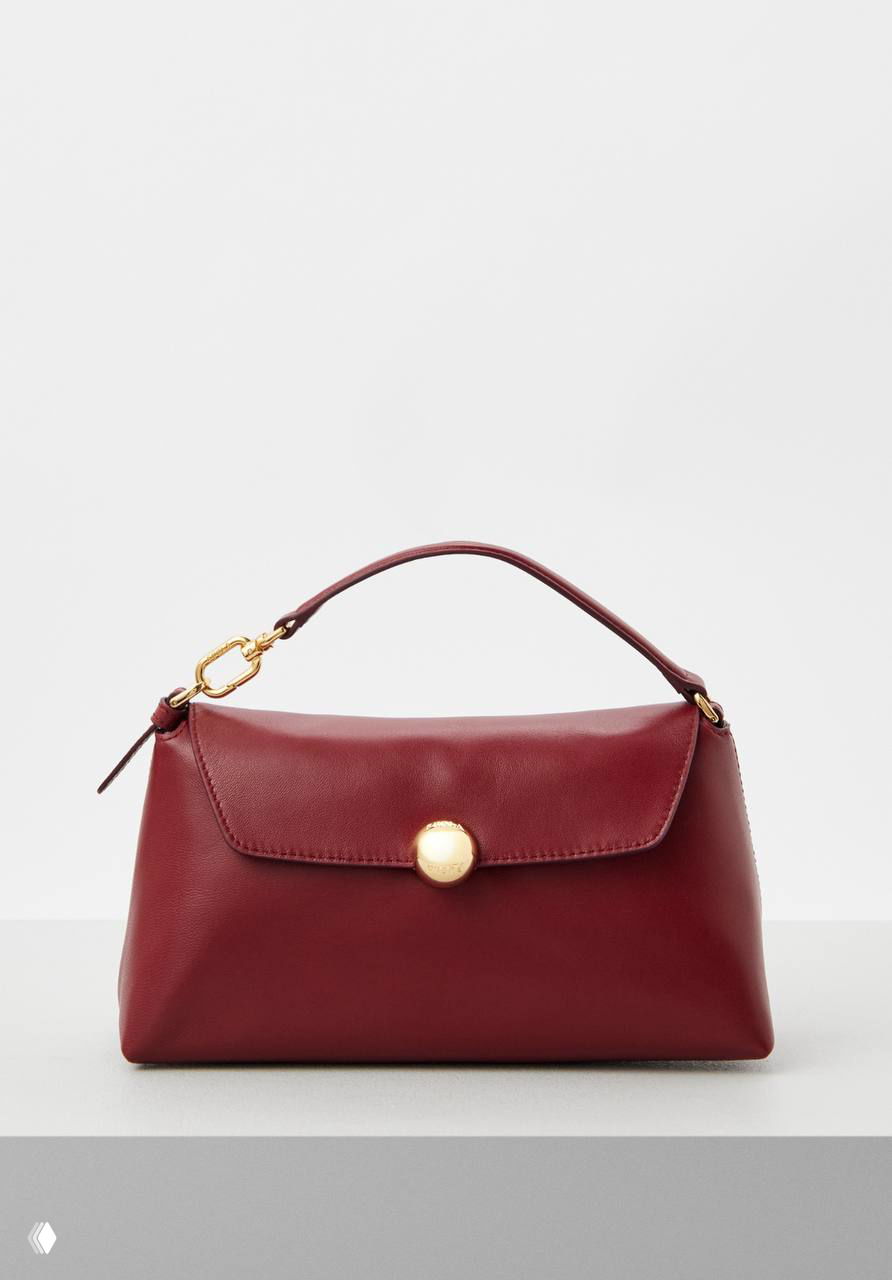 Компактная красная кожаная сумка Furla с круглой золотой застёжкой, товарная съёмка на светлом фоне для демонстрации формы