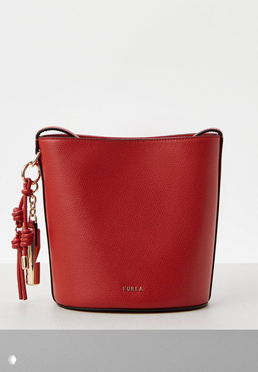 Красная сумка ведро Furla с текстурированной кожей и подвеской-кисточкой, вид спереди на нейтральном фоне