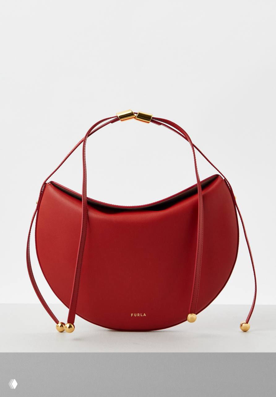 Элегантная полукруглая сумка Furla красного оттенка с тонкими ручками и золотыми элементами, товарное фото в студии