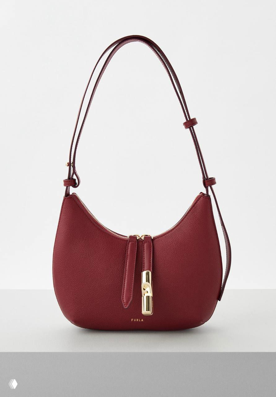 Небольшая красная сумка Furla со складным верхом и минималистичной фурнитурой, снята на светлом фоне для каталога