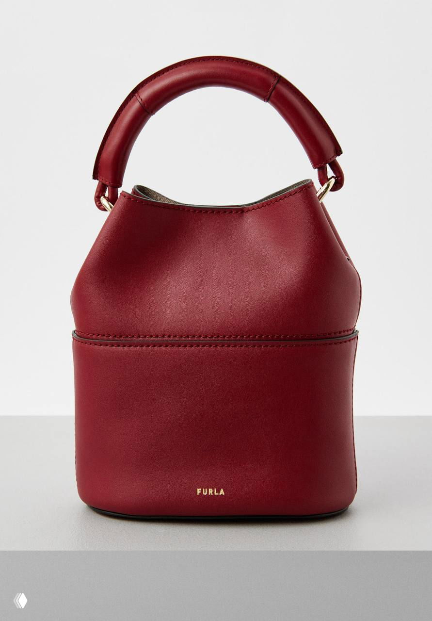 Красная сумка Furla с изящной закруглённой формой и шейным ремешком, вид спереди на однотонной студийной поверхности