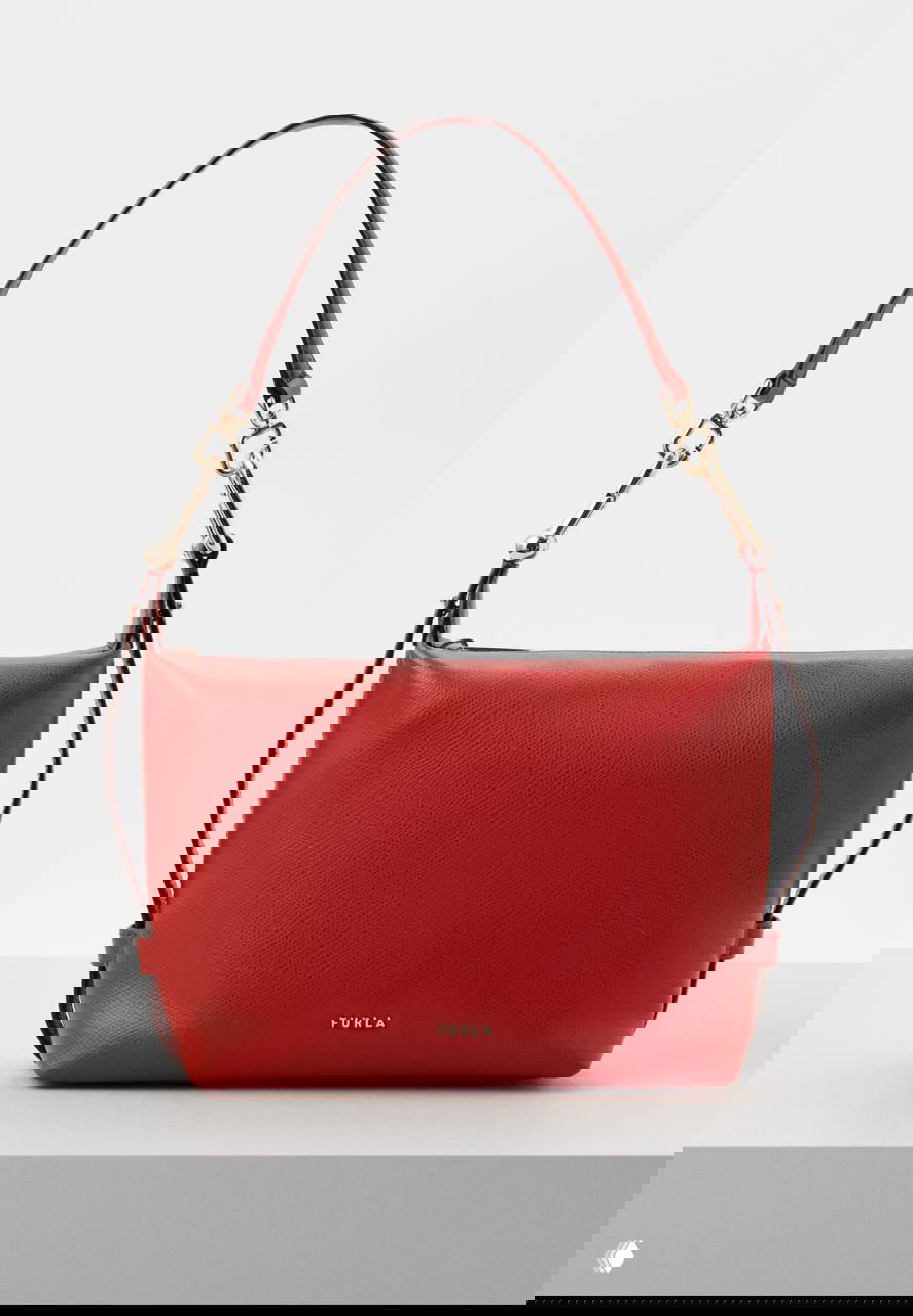 Минималистичная красная сумка Furla с короткой ручкой и акцентом на матовую кожу, товарное фото на сером постаменте