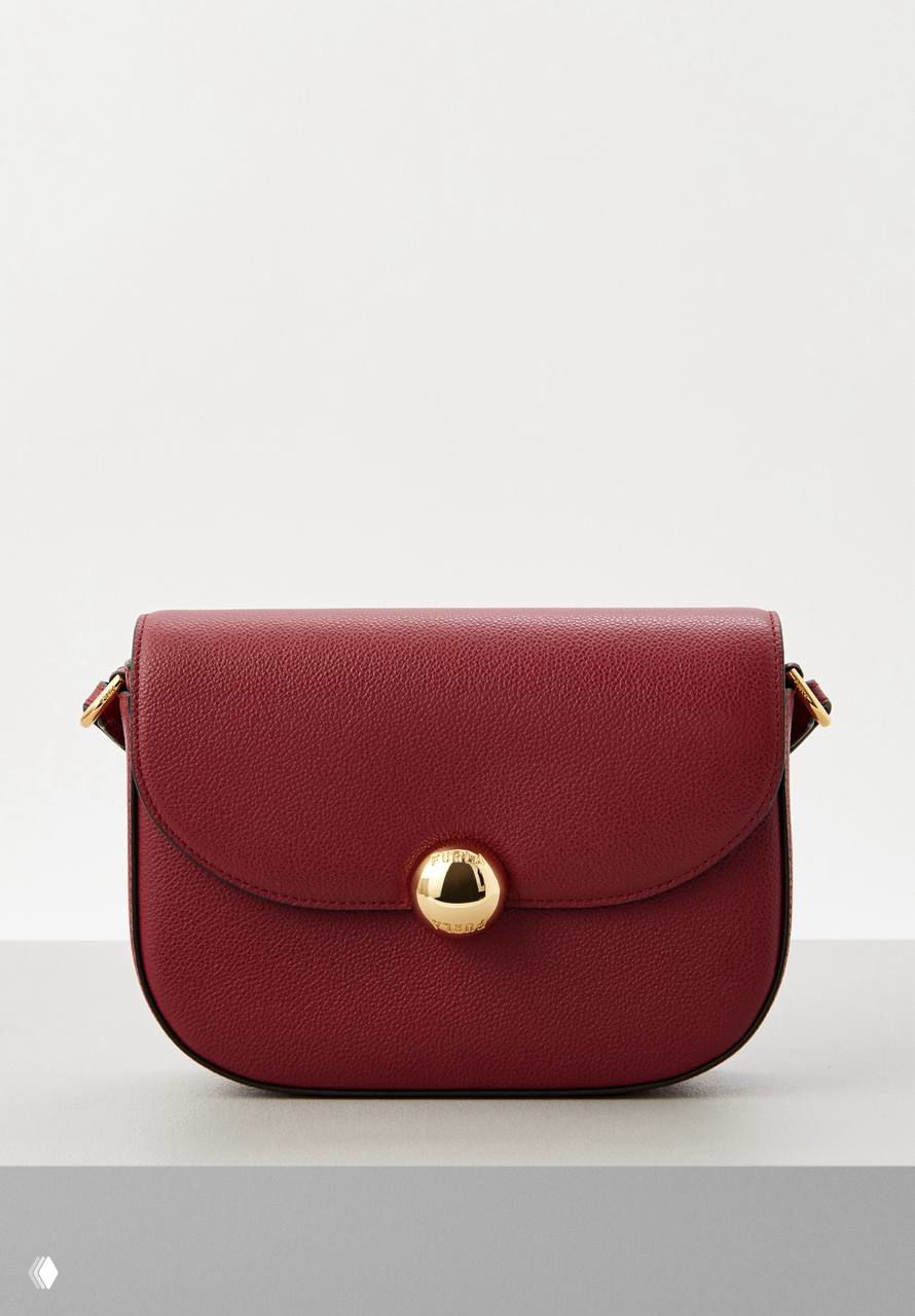 Красная кожаная сумка Furla с округлым силуэтом и золотой кнопкой-застёжкой, показана фронтально для демонстрации фасона