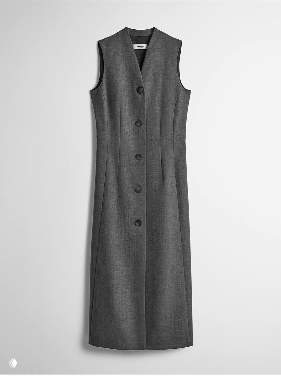 Фотография серого длинного платья-жилета MARÉM с пуговицами на светлом фоне — строгая минималистичная форма и выраженные швы.