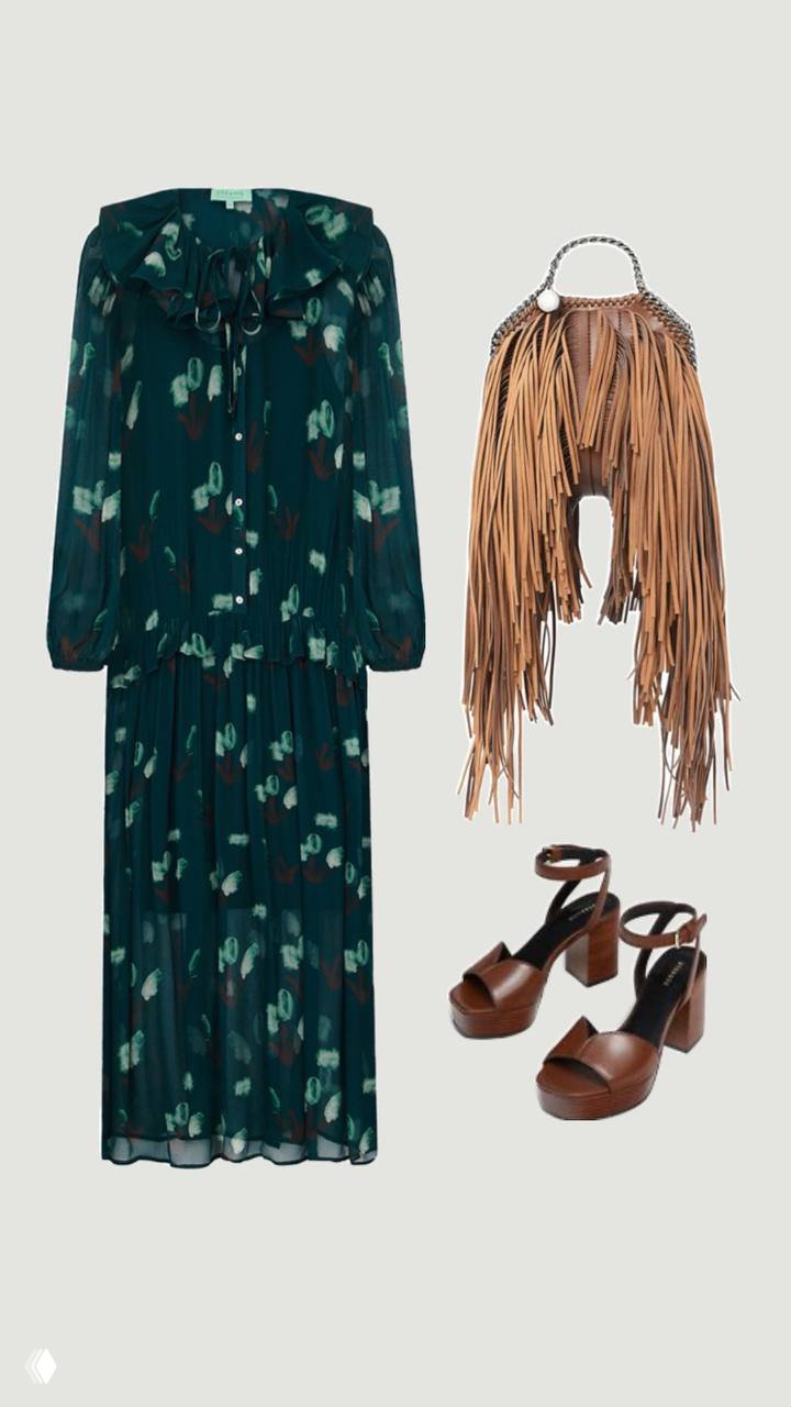 Платье в паре с бахромчатой сумкой и коричневыми босоножками на каблуке; образ для весны в богемном ключе на светлом фоне.