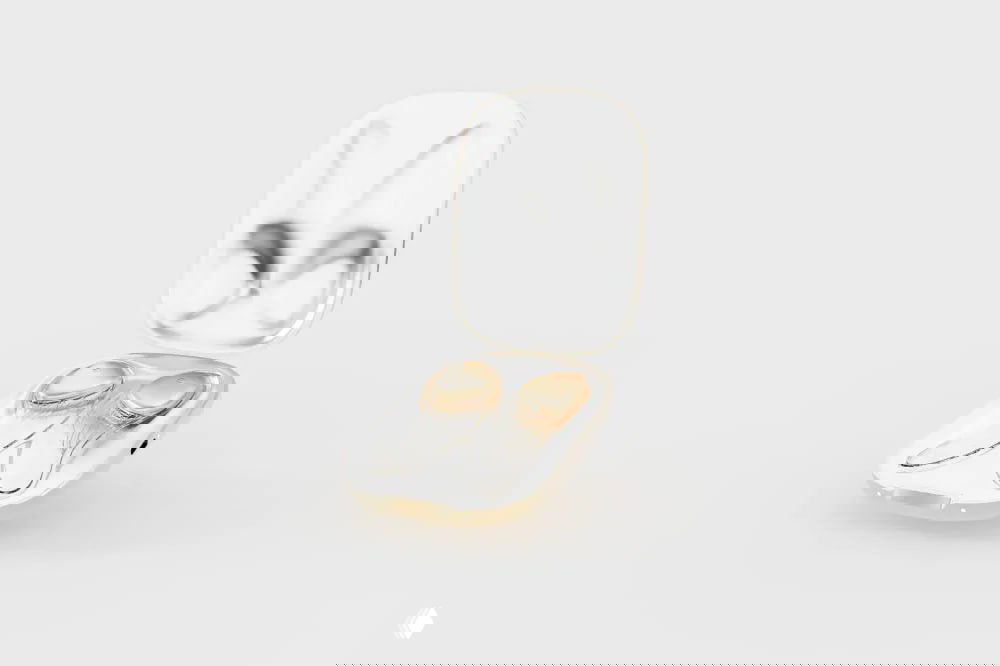 Элегантный набор небольших тонких зарядных модулей на нейтральном фоне, показаны в разных конфигурациях для интеграции в одежду и аксессуары.