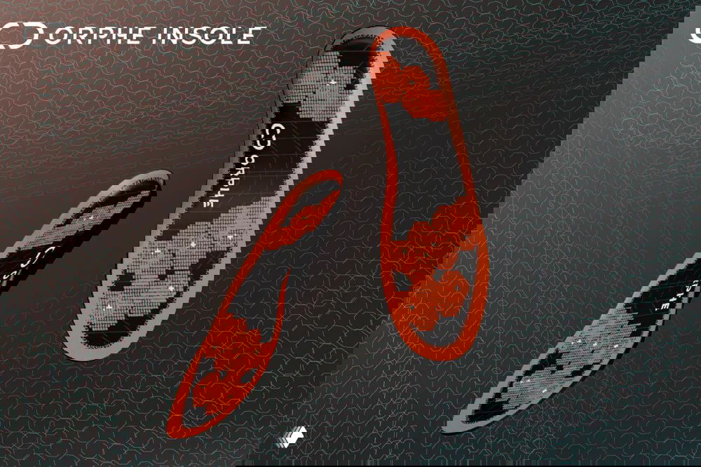 Пара электронных патчей для зоны под глазами в открытом футляре на светлом фоне, минималистичный дизайн и компактный кейс для хранения.