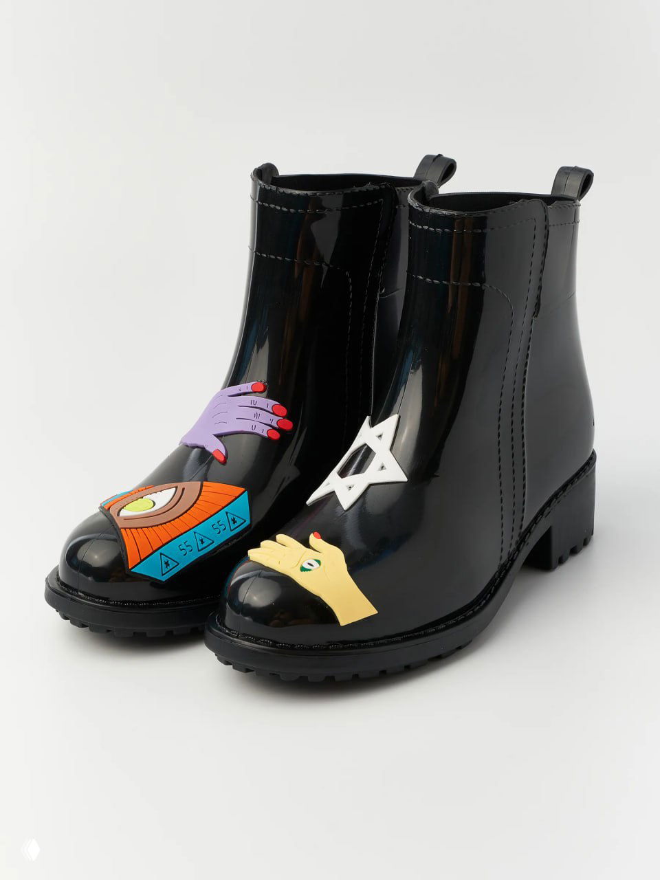 Глянцевые чёрные короткие резиновые ботинки с яркими аппликациями на носке, модный и игривый вариант для образа с низким голенищем.