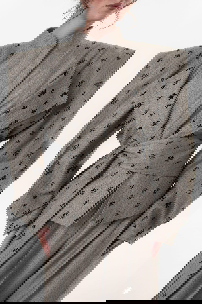 4 варианта женственных пиджаков для офиса