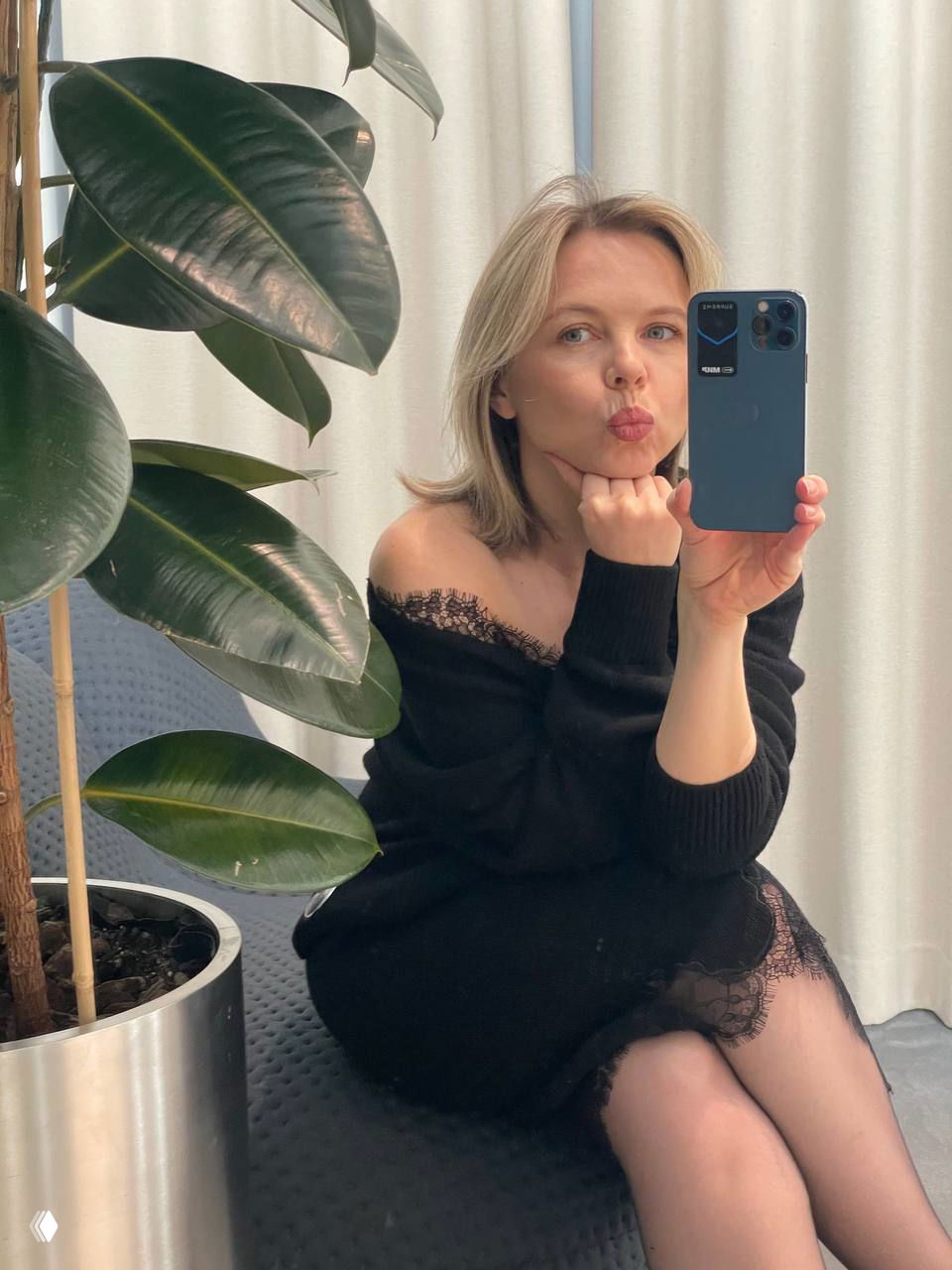 Новинки: свитер и юбка с кружевом