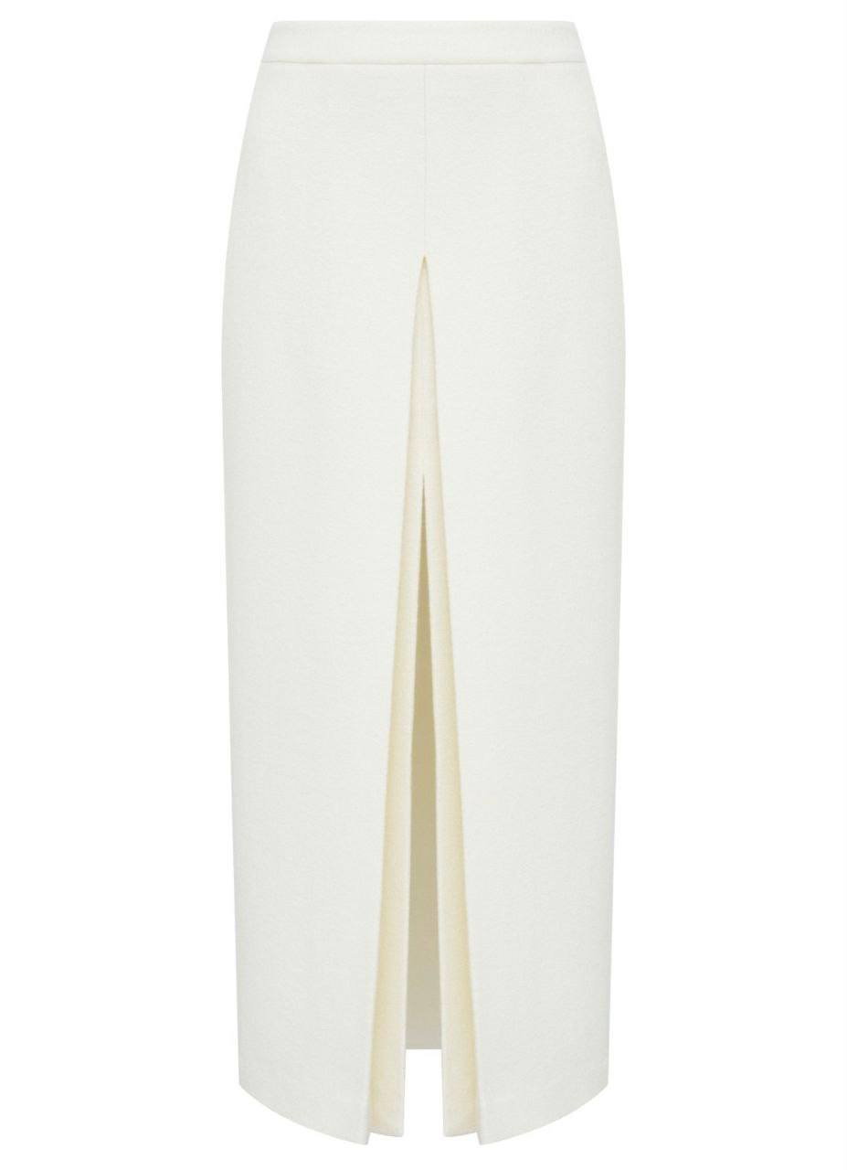 Молочно‑белая прямая юбка‑карандаш макси с центральным разрезом на белом фоне, товарный вид изделия, аккуратная отделка по краю.