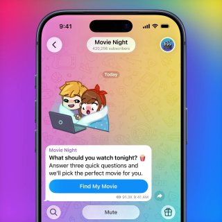 Экран телефона с интерактивной кнопкой в сообщении «Find My Movie», пример встроенной кнопки и тёмно‑розово‑голубого оформления чата