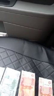 Купюры российских рублей, разложенные на сиденье автомобиля; иллюстрация денежного результата и заработка, о которых расскажут на эфире по ремонту техники.