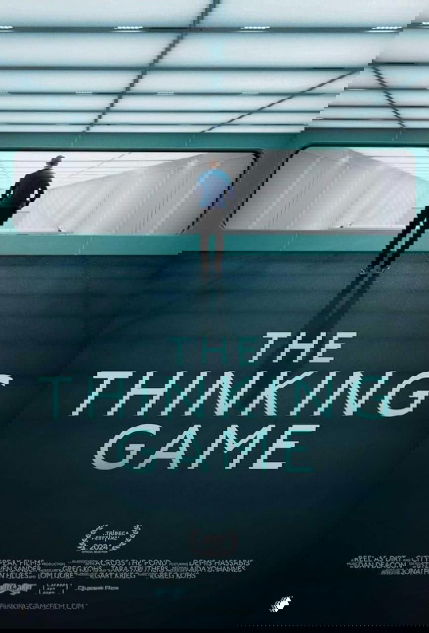 Постер фильма The Thinking Game: человек спиной в длинном светлом коридоре и крупный заголовок фильма в нижней части постера.