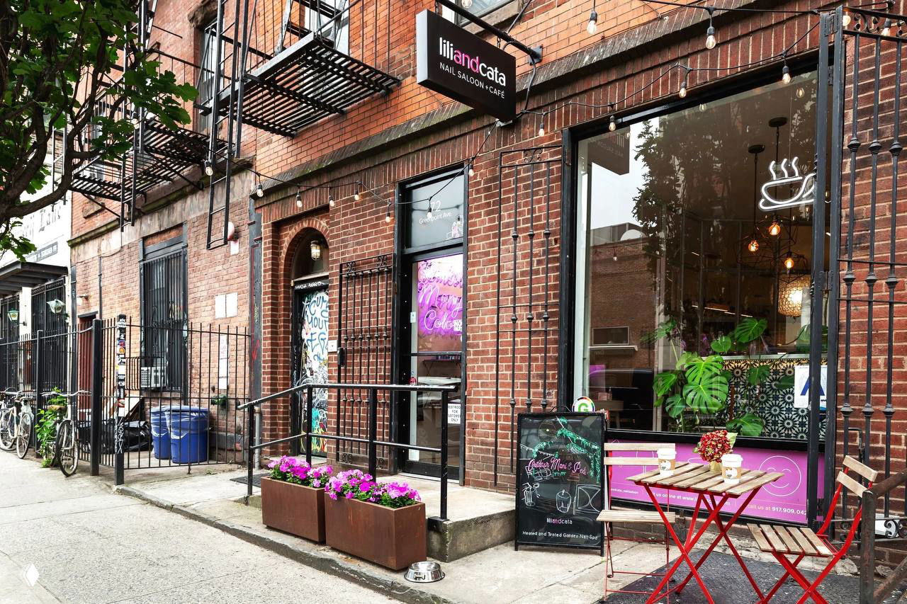 Салоны-кофейни, nail & wine — что работает и почему