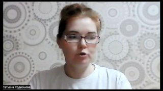 Кадр из видеоинтервью: женщина в очках говорит на фоне обоев с узором; обсуждение поведения и потребностей кошек.