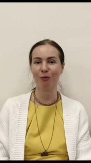 Скриншот вертикального видео: женщина в жёлтом платье и белом кардигане рассказывает о своих результатах после базового курса по ННО.