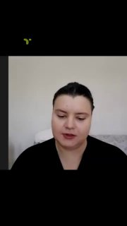 Скриншот вертикального видео: женщина в тёмной одежде в домашней обстановке рассказывает о личных изменениях после прохождения базового курса ННО.
