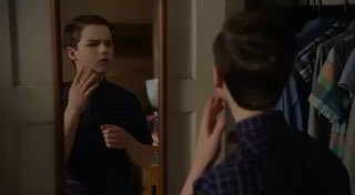 Подросток в комнате смотрит в зеркало и касается кожи возле прыща — момент самонаблюдения и переживания из‑за внешности.