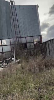 Высотная металлическая конструкция и ограждение на фоне пасмурного неба; видно место работ и обломки, с которых упал пострадавший.