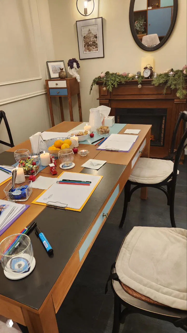 Стол с рабочими материалами, блокнотами, маркерами и фруктами — подготовка к авторской игре и элементы рабочей сессии.