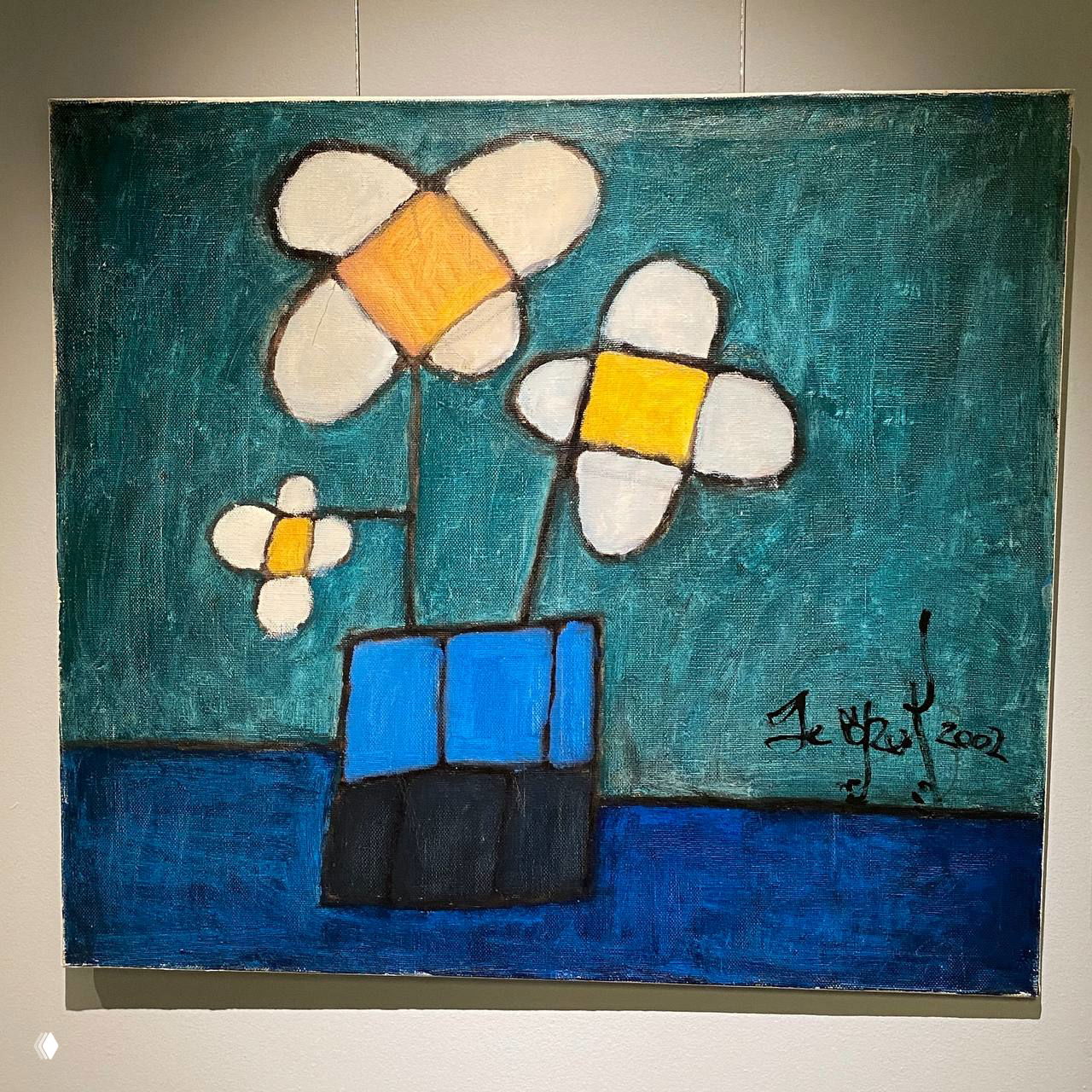 Картина с большими стилизованными цветами на бирюзовом фоне в экспозиции музея, холст в раме, современное живописное полотно на стене.