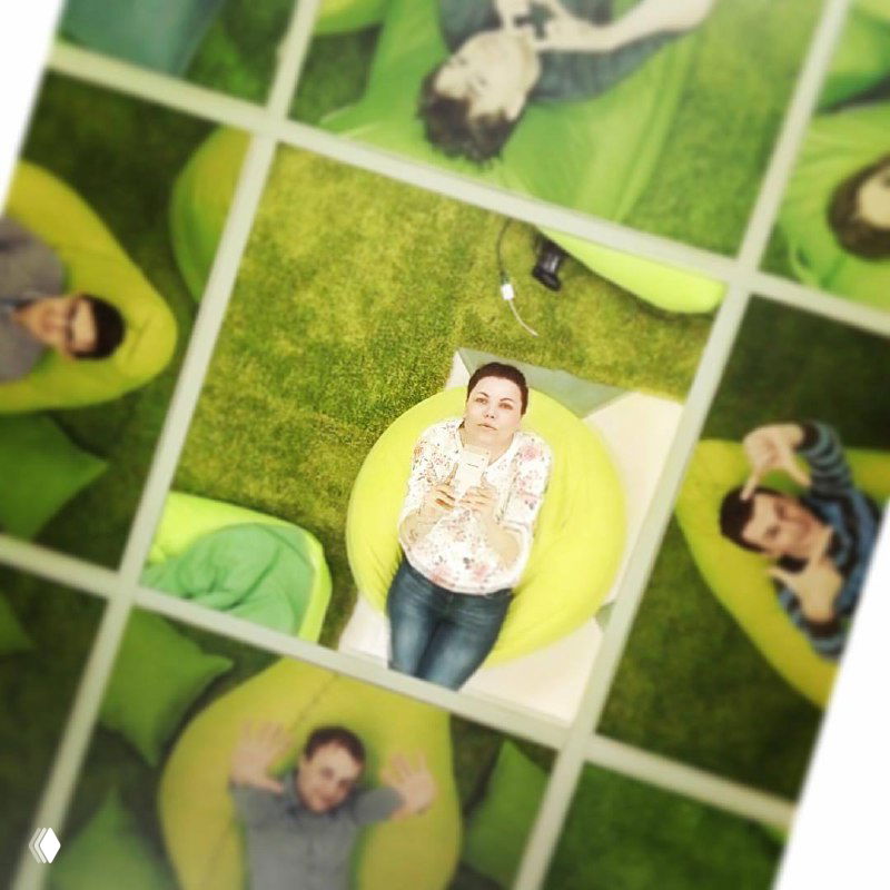 Коллаж или набор маленьких фотографий с сильными искажениями и цветовыми артефактами, видно множество миниатюрных портретов и элементов событий.