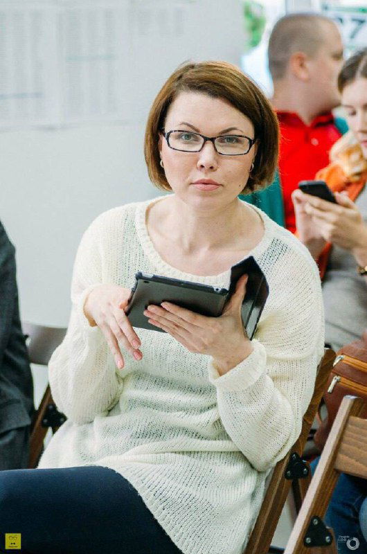 Фрагменты слайдов презентации и титулов мастер-класса с логотипами и текстовыми блоками, изображение частично наклонено и искажено.