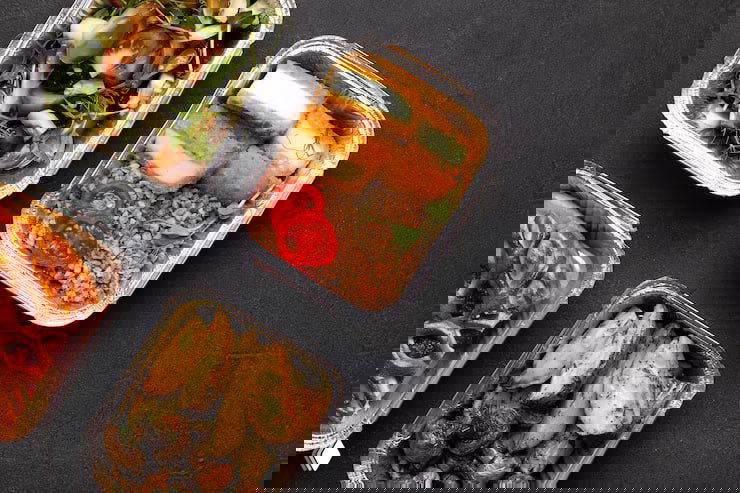 Москва ест сытно, Петербург — легче