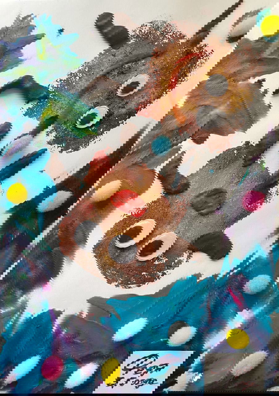 Детская художественная работа в рамках проекта: цветные отпечатки, пластилин и «гугл»-глазки, украшенные помпонами — пример активности для детей.