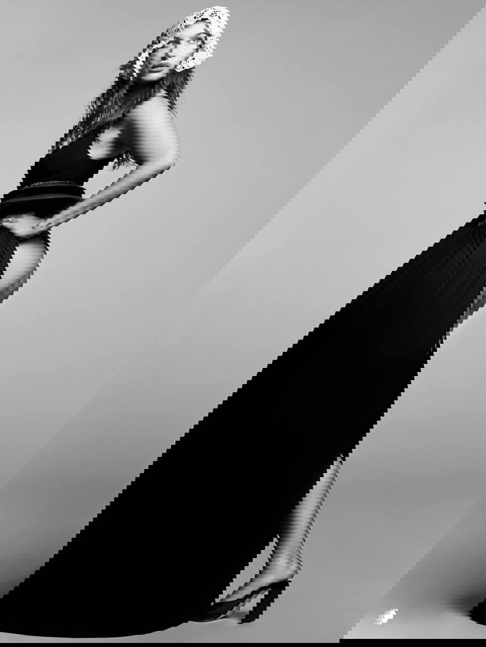 Геометрия тела: новая фотосессия Хейли Бибер