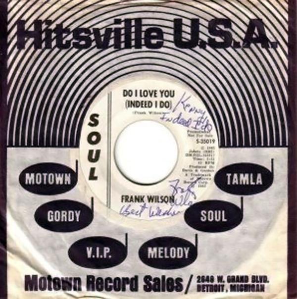Чёрно‑белый снимок сингла Frank Wilson «Do I Love You (Indeed I Do)» на лейбле Motown, видна центральная этикетка винила и винтажный стилистический фон.