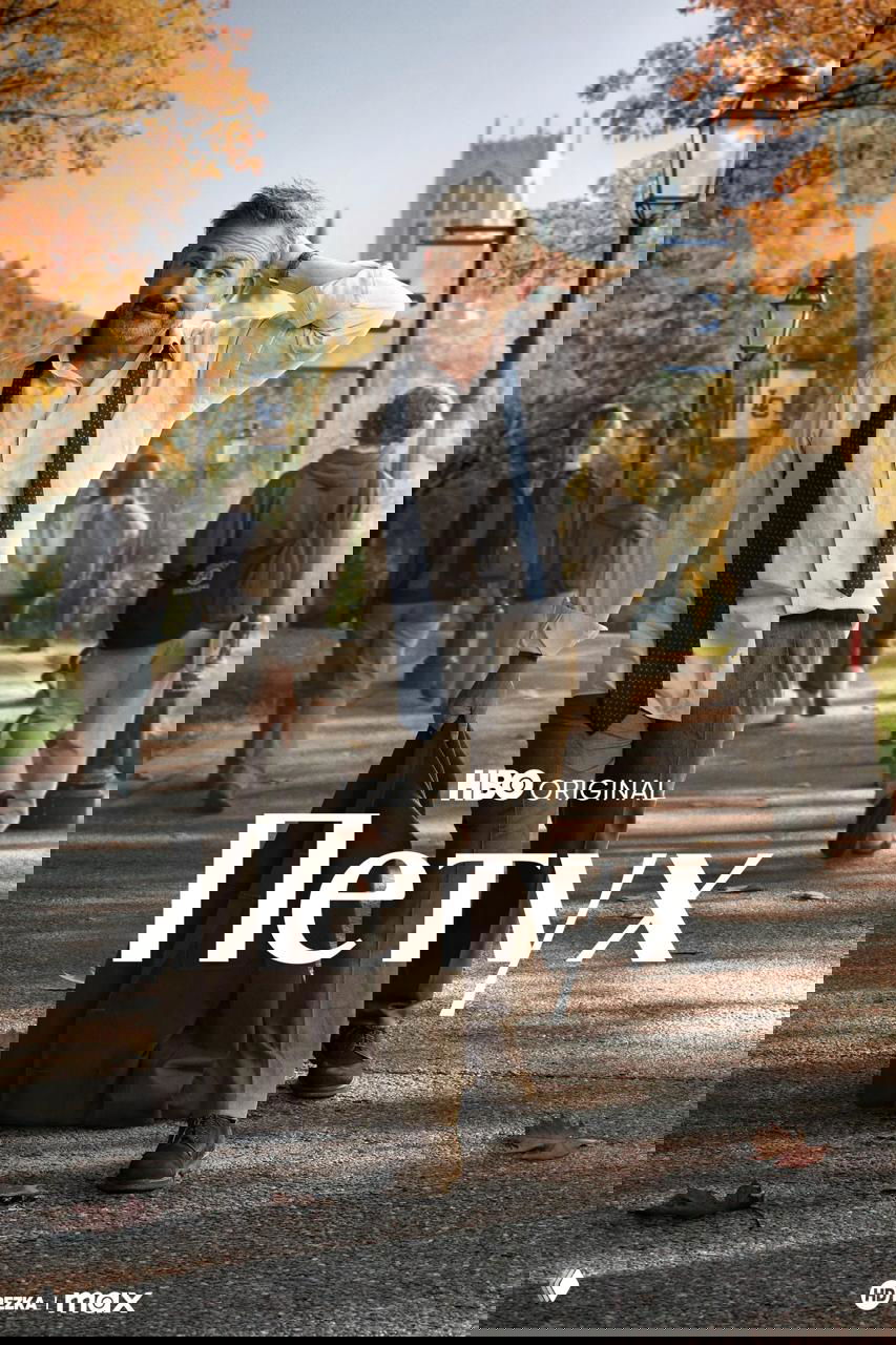 Кампусный постер: мужчина с расстёгнутым галстуком идёт по университетской аллее, осенние листья и люди на заднем плане.