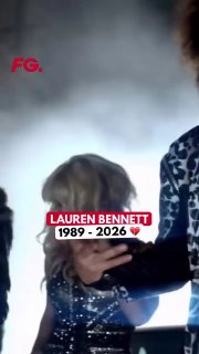 Кадр с наложенным текстом «LAUREN BENNETT 1989 - 2026» на сцене — мемориальный видеоклип с датами жизни певицы и акцентом на памяти.