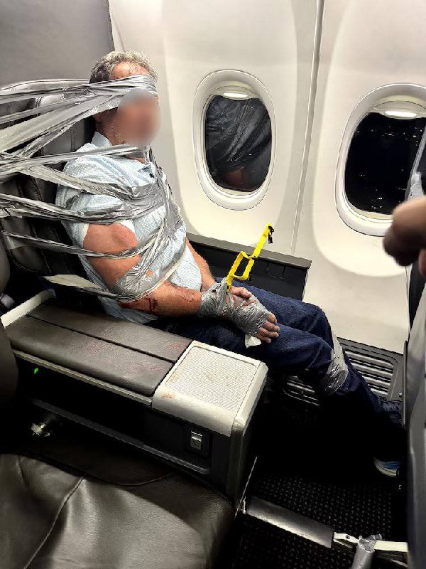 Пассажира American Airlines примотали к креслу