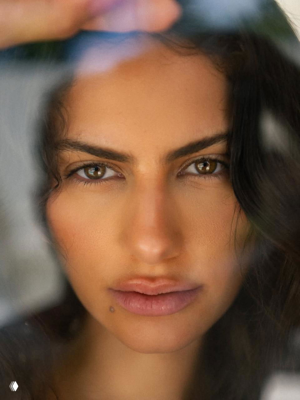 Крупный план лица Милены Шеррер с выразительными глазами и натуральным макияжем — портретный фрагмент съёмки Глена Крона.