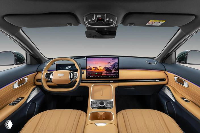 Салон Geely EX5 EM-i: центральный сенсорный экран, коричневая кожаная отделка сидений и минималистичная панель приборов с мультимедиа‑экраном.