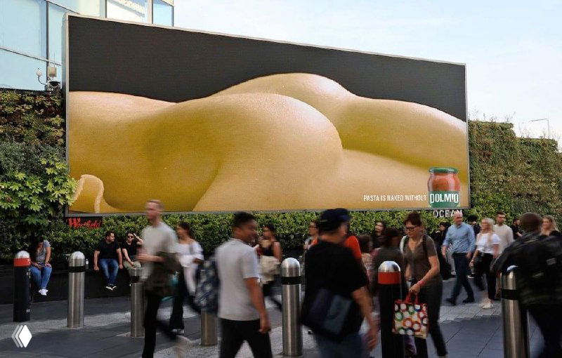 В Великобритании появились билборды с «голой» пастой
