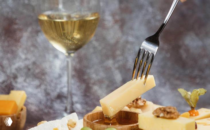 Какие закуски не подходят к вину: ответ Роскачества