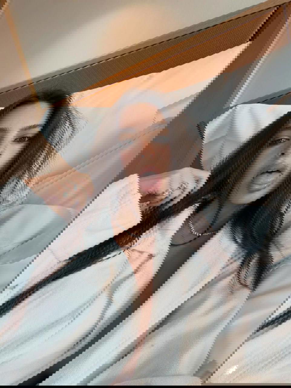 Эмили Ратаковски дразнит поклонников перед показом Gucci