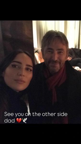 Ночное фото двух человек в затемненной комнате: женщина и мужчина на селфи, внизу видна надпись «See you on the other side».