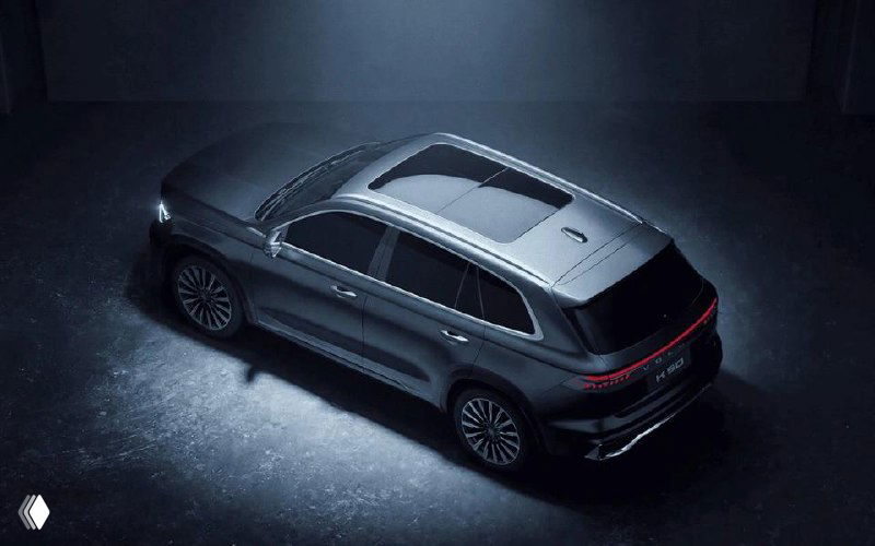 Студийный ракурс сверху-сбоку на Volga K50: кузов SUV с панорамной крышей, задней световой полосой и профильными линиями, демонстрация экстерьера модели.