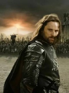 Воин в тяжёлых доспехах на фоне поля битвы и закатного неба, портрет лидера армии в драматической кинематографической сцене.