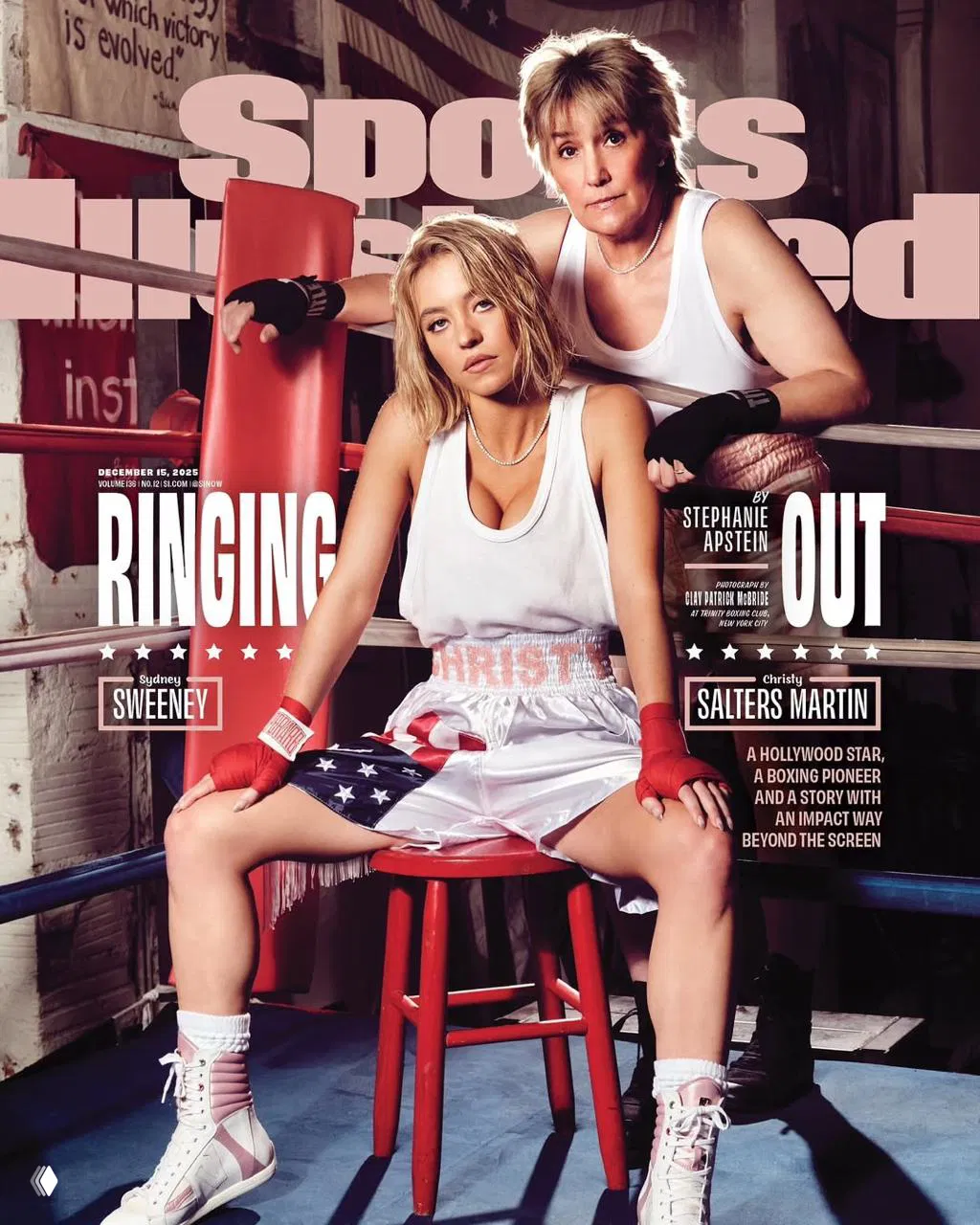 Обложка Sports Illustrated с Сидни Суини в центре ринга и Кристи Мартин позади, крупный план, заголовки журнала и эффектное освещение.