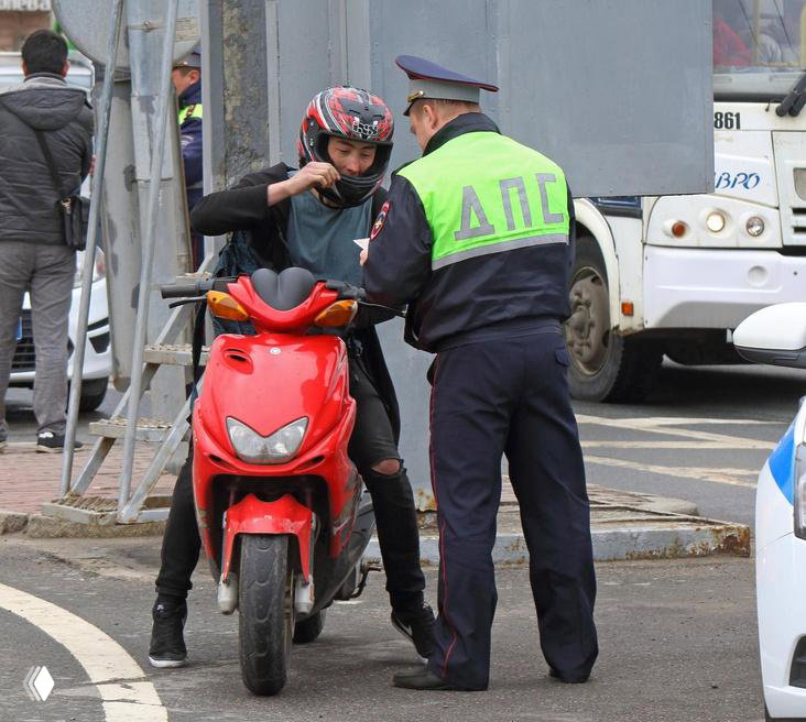 Три штрафа за разговор с сотрудником ГИБДД