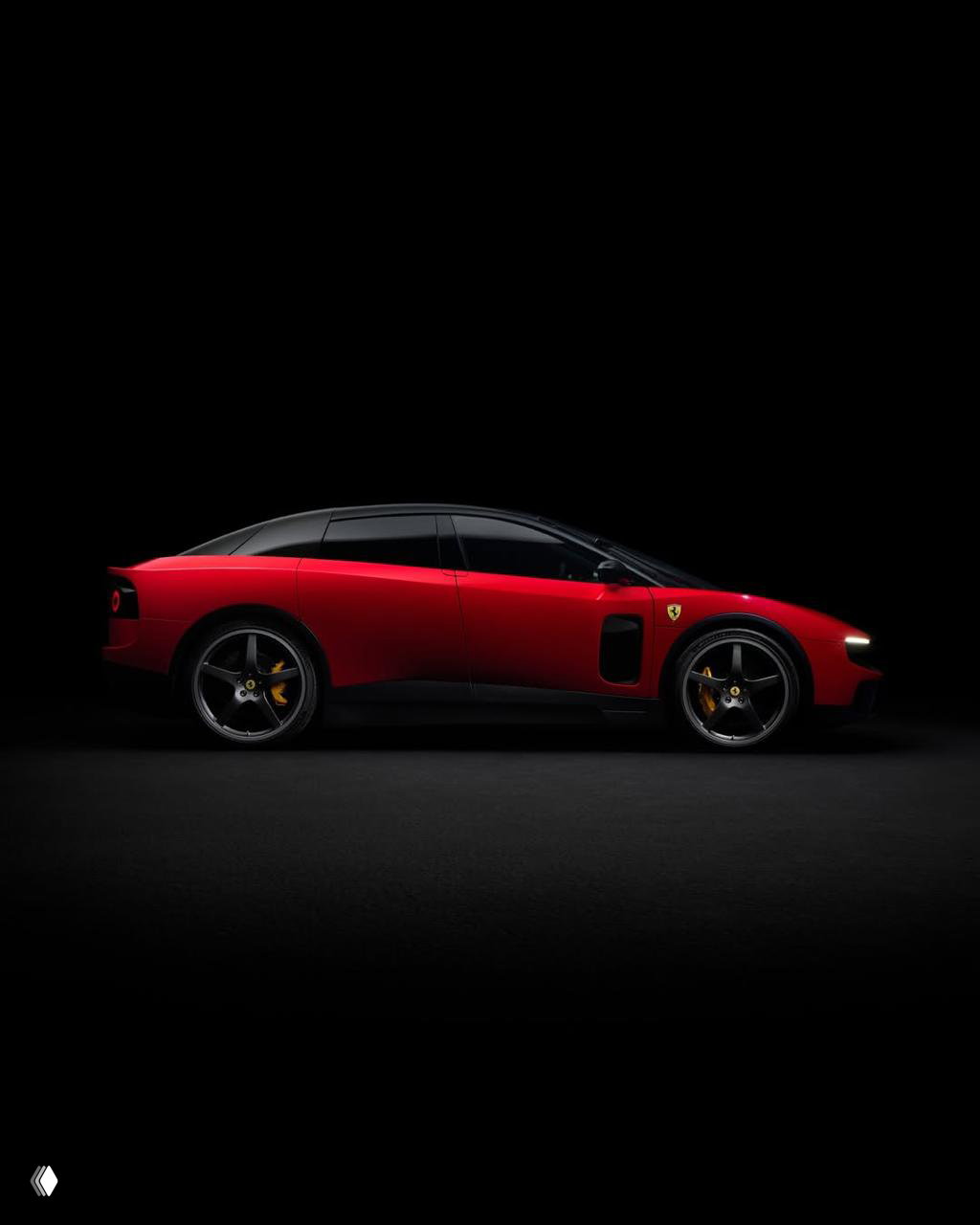 Боковой профиль Ferrari Luce на тёмной студийной сцене; вытянутая крыша, пятиместный салон и большие диски подчёркивают необычную геометрию кузова.