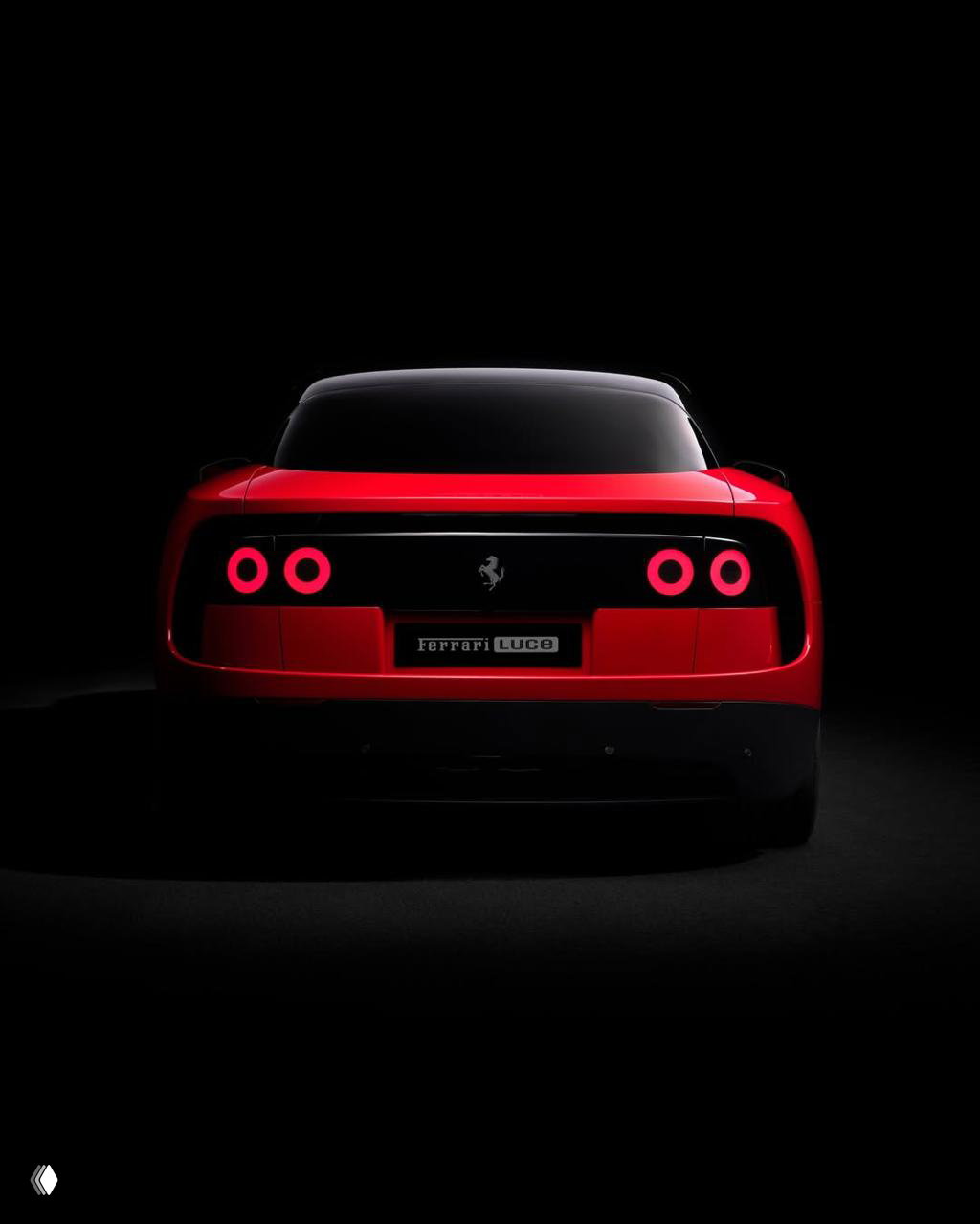 Задняя часть Ferrari Luce в студийном свете: круглые кормовые фонари, чёрная вставка и обозначение модели на бампере создают ретро-мотивы в современном исполнении.