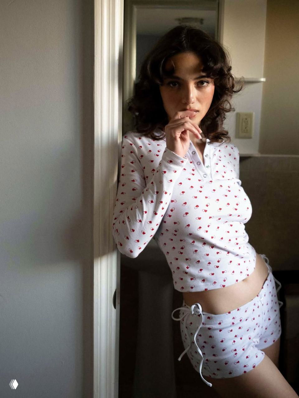 Андрада в светлом комплекте и коротких шортах с принтом, мягкий домашний интерьер и выдержанная ретро-эстетика фотосессии для Frankies Bikinis