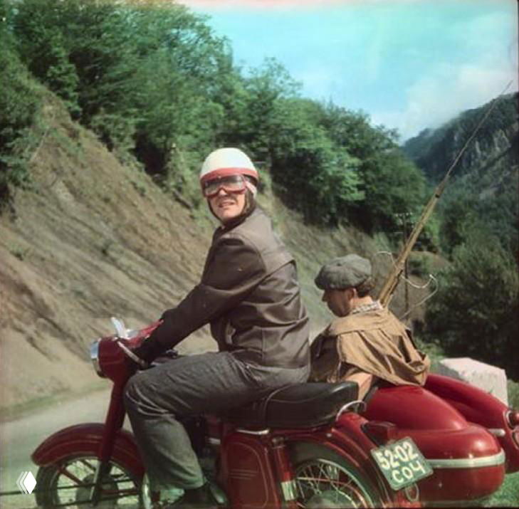 Кадр из «Бриллиантовой руки»: мотоцикл Ява‑360 с коляской на горной дороге, герой Андрея Миронова в кадре, яркий ретро‑пейзаж.